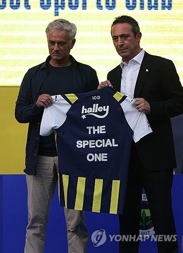 튀르키예 매체 콘트라 스포츠에 의하면 조제 무리뉴 감독이 부임한 후 튀르키예 명문 페네르바체는 세계적인 선수들을 영입할 계획을 세우고 있다. 페네르바체와 무리뉴 감독이 눈여겨 보고 있는 선수들 중엔 토트넘 홋스퍼 주장 손흥민도 포함됐다. 토트넘 주장 손흥민은 한때 무리뉴 감독의 지도를 받았고 올시즌 리그 17골 10도움을 기록하며 프리미어리그 정상급 공격수로 평가 받고 있다. 손흥민 외에도 로베르트 레반도프스키와 주앙 펠릭스 등 명성이 높은 선수들이 페네르바체 영입망에 이름을 올렸다. 연합뉴스