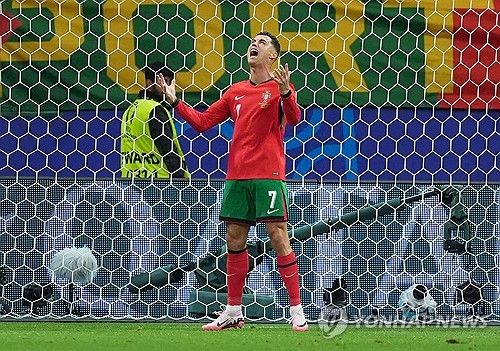 포르투갈은 2일 독일 프랑크푸르트에 위치한 프랑크푸르트 아레나에서 열린 슬로베니아와의 UEFA 2024 유럽축구선수권대회 16강 맞대결에서 승부차기 끝에 승리했다. 이날 포르투갈 대표팀 주장 크리스티아누 호날두는 연장전에 찾아온 페널티킥 기회를 실축하면서 하마터면 탈락의 원흉으로 지목될 뻔했다. 다행히 디오구 코스타 골키퍼가 승부차기에서 3연속 선방이라는 놀라운 활약을 보여주면서 포르투갈이 8강 진출에 성공했다. 다음 라운드에 진출한 포르투갈은 오는 6일 프랑스와 8강전을 치를 예정이다. 연합뉴스