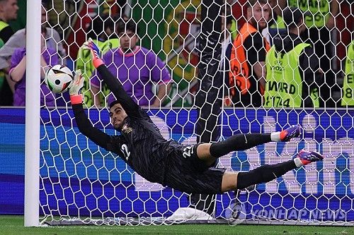 포르투갈은 2일 독일 프랑크푸르트에 위치한 프랑크푸르트 아레나에서 열린 슬로베니아와의 UEFA 2024 유럽축구선수권대회 16강 맞대결에서 승부차기 끝에 승리했다. 이날 포르투갈 대표팀 주장 크리스티아누 호날두는 연장전에 찾아온 페널티킥 기회를 실축하면서 하마터면 탈락의 원흉으로 지목될 뻔했다. 다행히 디오구 코스타 골키퍼가 승부차기에서 3연속 선방이라는 놀라운 활약을 보여주면서 포르투갈이 8강 진출에 성공했다. 다음 라운드에 진출한 포르투갈은 오는 6일 프랑스와 8강전을 치를 예정이다. 연합뉴스