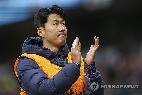 토트넘 홋스퍼는 당장은 손흥민과 재계약을 맺지 않을 예정이다. 토트넘이 손흥민의 기존 계약에 포함된 1년 연장 옵션을 발동시킬 예정이라는 영국 현지 단독 보도가 등장했다. 영국 풋볼 인사이더는 1일(한국시간) 토트넘이 손흥민의 계약에 포함되어 있는 1년 연장 옵션을 발동시킬 것이라고 단독 보도했다. 매체는 그러면서 토트넘이 이번 선택을 통해 손흥민과 관련된 장기 플랜을 세울 수 있을 거라고 설명했다. 계약 연장 옵션이 발동된다면 손흥민은 2026-27시즌까지 토트넘에서 뛰게 된다. 사진 연합뉴스