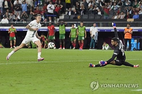 포르투갈은 2일 독일 프랑크푸르트에 위치한 프랑크푸르트 아레나에서 열린 슬로베니아와의 UEFA 2024 유럽축구선수권대회 16강 맞대결에서 승부차기 끝에 승리했다. 이날 포르투갈 대표팀 주장 크리스티아누 호날두는 연장전에 찾아온 페널티킥 기회를 실축하면서 하마터면 탈락의 원흉으로 지목될 뻔했다. 다행히 디오구 코스타 골키퍼가 승부차기에서 3연속 선방이라는 놀라운 활약을 보여주면서 포르투갈이 8강 진출에 성공했다. 다음 라운드에 진출한 포르투갈은 오는 6일 프랑스와 8강전을 치를 예정이다. 연합뉴스