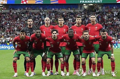 포르투갈은 2일 독일 프랑크푸르트에 위치한 프랑크푸르트 아레나에서 열린 슬로베니아와의 UEFA 2024 유럽축구선수권대회 16강 맞대결에서 승부차기 끝에 승리했다. 이날 포르투갈 대표팀 주장 크리스티아누 호날두는 연장전에 찾아온 페널티킥 기회를 실축하면서 하마터면 탈락의 원흉으로 지목될 뻔했다. 다행히 디오구 코스타 골키퍼가 승부차기에서 3연속 선방이라는 놀라운 활약을 보여주면서 포르투갈이 8강 진출에 성공했다. 다음 라운드에 진출한 포르투갈은 오는 6일 프랑스와 8강전을 치를 예정이다. 연합뉴스