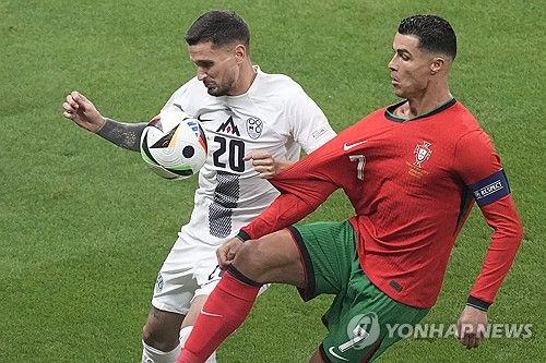 포르투갈은 2일 독일 프랑크푸르트에 위치한 프랑크푸르트 아레나에서 열린 슬로베니아와의 UEFA 2024 유럽축구선수권대회 16강 맞대결에서 승부차기 끝에 승리했다. 이날 포르투갈 대표팀 주장 크리스티아누 호날두는 연장전에 찾아온 페널티킥 기회를 실축하면서 하마터면 탈락의 원흉으로 지목될 뻔했다. 다행히 디오구 코스타 골키퍼가 승부차기에서 3연속 선방이라는 놀라운 활약을 보여주면서 포르투갈이 8강 진출에 성공했다. 다음 라운드에 진출한 포르투갈은 오는 6일 프랑스와 8강전을 치를 예정이다. 연합뉴스