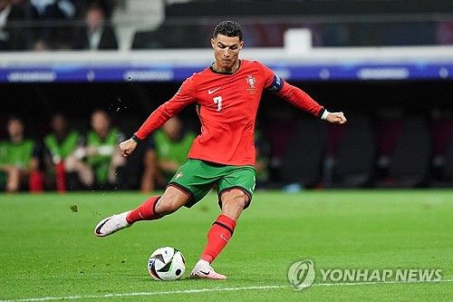 포르투갈은 2일 독일 프랑크푸르트에 위치한 프랑크푸르트 아레나에서 열린 슬로베니아와의 UEFA 2024 유럽축구선수권대회 16강 맞대결에서 승부차기 끝에 승리했다. 이날 포르투갈 대표팀 주장 크리스티아누 호날두는 연장전에 찾아온 페널티킥 기회를 실축하면서 하마터면 탈락의 원흉으로 지목될 뻔했다. 다행히 디오구 코스타 골키퍼가 승부차기에서 3연속 선방이라는 놀라운 활약을 보여주면서 포르투갈이 8강 진출에 성공했다. 다음 라운드에 진출한 포르투갈은 오는 6일 프랑스와 8강전을 치를 예정이다. 연합뉴스