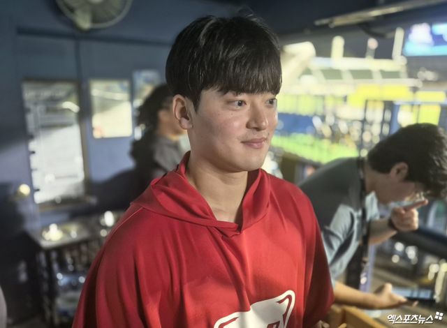 SSG 랜더스 투수 조병현이 6월 30일 서울 잠실야구장에서 열린 2024 신한 SOL Bank KBO리그 두산 베어스와의 팀 간 9차전에서 1⅔이닝 4탈삼진 무실점 퍼펙트 피칭으로 팀 승리를 이끌었다. 10타자 연속 탈삼진을 기록, KBO리그 최다 연속 타자 탈삼진 타이 기록을 세우는 기쁨도 맛봤다. 사진 엑스포츠뉴스