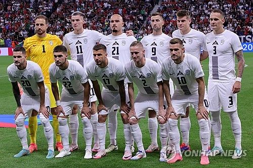 포르투갈은 2일 독일 프랑크푸르트에 위치한 프랑크푸르트 아레나에서 열린 슬로베니아와의 UEFA 2024 유럽축구선수권대회 16강 맞대결에서 승부차기 끝에 승리했다. 이날 포르투갈 대표팀 주장 크리스티아누 호날두는 연장전에 찾아온 페널티킥 기회를 실축하면서 하마터면 탈락의 원흉으로 지목될 뻔했다. 다행히 디오구 코스타 골키퍼가 승부차기에서 3연속 선방이라는 놀라운 활약을 보여주면서 포르투갈이 8강 진출에 성공했다. 다음 라운드에 진출한 포르투갈은 오는 6일 프랑스와 8강전을 치를 예정이다. 연합뉴스