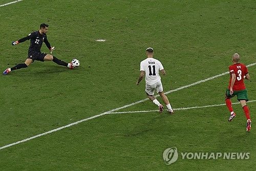 포르투갈은 2일 독일 프랑크푸르트에 위치한 프랑크푸르트 아레나에서 열린 슬로베니아와의 UEFA 2024 유럽축구선수권대회 16강 맞대결에서 승부차기 끝에 승리했다. 이날 포르투갈 대표팀 주장 크리스티아누 호날두는 연장전에 찾아온 페널티킥 기회를 실축하면서 하마터면 탈락의 원흉으로 지목될 뻔했다. 다행히 디오구 코스타 골키퍼가 승부차기에서 3연속 선방이라는 놀라운 활약을 보여주면서 포르투갈이 8강 진출에 성공했다. 다음 라운드에 진출한 포르투갈은 오는 6일 프랑스와 8강전을 치를 예정이다. 연합뉴스
