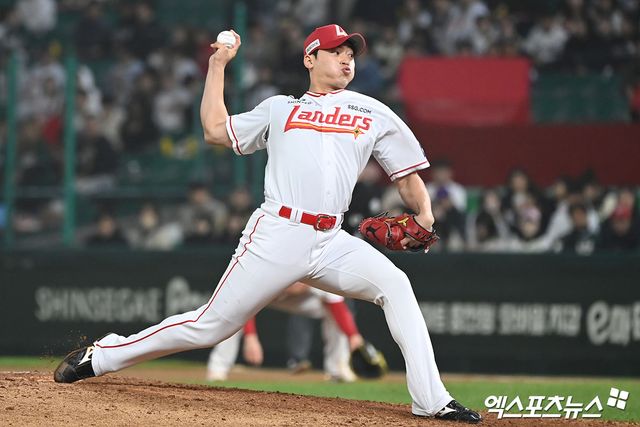 SSG 랜더스 투수 조병현이 6월 30일 서울 잠실야구장에서 열린 2024 신한 SOL Bank KBO리그 두산 베어스와의 팀 간 9차전에서 1⅔이닝 4탈삼진 무실점 퍼펙트 피칭으로 팀 승리를 이끌었다. 10타자 연속 탈삼진을 기록, KBO리그 최다 연속 타자 탈삼진 타이 기록을 세우는 기쁨도 맛봤다. 사진 엑스포츠뉴스