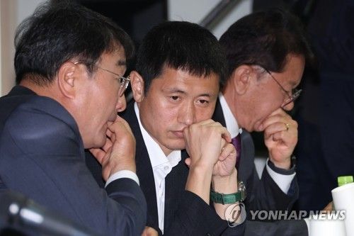 한국 축구 레전드이자 현재 축구해설위원으로 활동 중인 이영표는 지난 9일 유튜브 채널 KBS스포츠와 인터뷰서 자신을 포함해 축구인들의 한계를 보는 것 같다며 당분간 축구인들은 행정하면 안 되고 말 그대로 사라져야 한다고 비판했다. 최근 대한축구협회가 대표팀 정식 감독으로 홍명보 현 울산HD 감독을 내정한 것을 겨냥한 발언이었다. 연합뉴스.