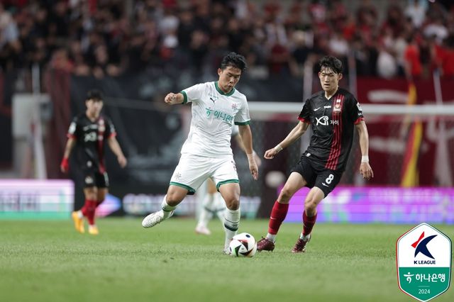 서울이 10일 서울월드컵경기장에서 열린 대전하나시티즌과의 '하나은행 K리그1 2024' 22라운드 홈 경기에서 조영욱과 린가드의 연속 골로 음라파가 선제 골을 넣은 대전에 2-1 역전 승을 거뒀다. 15037명의 관중 앞에서 서울은 이 승리로 최근 홈 3연승을 달렸다. 서울은 6위(8승 6무 8패 승점 30)를 지켰다. 반면 대전은 역전 패를 당하며 최근 4경기 무승(1무 3패)의 늪에 빠져 최하위(4승 7무 11패 승점 19)로 밀려났다. 한국프로축구연맹