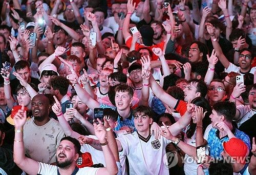 축구종가 잉글랜드가 11일 독일 도르트문트 지그날 아두나 파르크에서 열린 2024 유럽축구선수권대회 준결승에서 네덜란드에 2-1 역전승을 거두며 두 대회 연속 결승 진출에 성공했다. 잉글랜드는 오는 15일 독일 베를린에서 열리는 스페인과의 결승전에서 승리할 경우, 사상 첫 유럽선수권 우승을 달성하게 된다. 연합뉴스