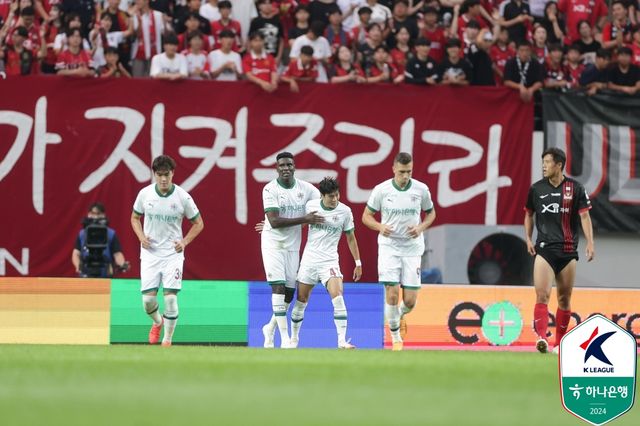 서울이 10일 서울월드컵경기장에서 열린 대전하나시티즌과의 '하나은행 K리그1 2024' 22라운드 홈 경기에서 조영욱과 린가드의 연속 골로 음라파가 선제 골을 넣은 대전에 2-1 역전 승을 거뒀다. 15037명의 관중 앞에서 서울은 이 승리로 최근 홈 3연승을 달렸다. 서울은 6위(8승 6무 8패 승점 30)를 지켰다. 반면 대전은 역전 패를 당하며 최근 4경기 무승(1무 3패)의 늪에 빠져 최하위(4승 7무 11패 승점 19)로 밀려났다. 한국프로축구연맹