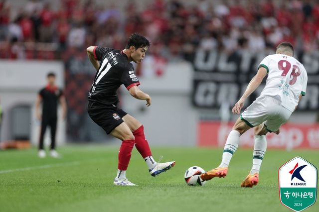 서울이 10일 서울월드컵경기장에서 열린 대전하나시티즌과의 '하나은행 K리그1 2024' 22라운드 홈 경기에서 조영욱과 린가드의 연속 골로 음라파가 선제 골을 넣은 대전에 2-1 역전 승을 거뒀다. 15037명의 관중 앞에서 서울은 이 승리로 최근 홈 3연승을 달렸다. 서울은 6위(8승 6무 8패 승점 30)를 지켰다. 반면 대전은 역전 패를 당하며 최근 4경기 무승(1무 3패)의 늪에 빠져 최하위(4승 7무 11패 승점 19)로 밀려났다. 한국프로축구연맹