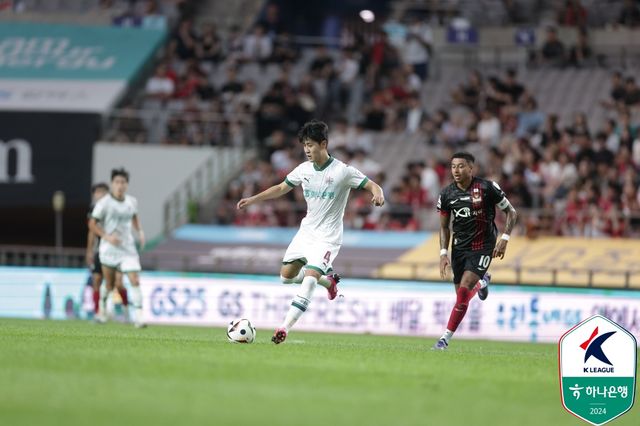 서울이 10일 서울월드컵경기장에서 열린 대전하나시티즌과의 '하나은행 K리그1 2024' 22라운드 홈 경기에서 조영욱과 린가드의 연속 골로 음라파가 선제 골을 넣은 대전에 2-1 역전 승을 거뒀다. 15037명의 관중 앞에서 서울은 이 승리로 최근 홈 3연승을 달렸다. 서울은 6위(8승 6무 8패 승점 30)를 지켰다. 반면 대전은 역전 패를 당하며 최근 4경기 무승(1무 3패)의 늪에 빠져 최하위(4승 7무 11패 승점 19)로 밀려났다. 한국프로축구연맹