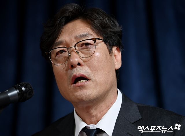 한국 축구 레전드이자 현재 축구해설위원으로 활동 중인 이영표는 지난 9일 유튜브 채널 KBS스포츠와 인터뷰서 자신을 포함해 축구인들의 한계를 보는 것 같다며 당분간 축구인들은 행정하면 안 되고 말 그대로 사라져야 한다고 비판했다. 최근 대한축구협회가 대표팀 정식 감독으로 홍명보 현 울산HD 감독을 내정한 것을 겨냥한 발언이었다. 엑스포츠뉴스DB