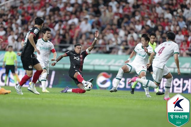 서울이 10일 서울월드컵경기장에서 열린 대전하나시티즌과의 '하나은행 K리그1 2024' 22라운드 홈 경기에서 조영욱과 린가드의 연속 골로 음라파가 선제 골을 넣은 대전에 2-1 역전 승을 거뒀다. 15037명의 관중 앞에서 서울은 이 승리로 최근 홈 3연승을 달렸다. 서울은 6위(8승 6무 8패 승점 30)를 지켰다. 반면 대전은 역전 패를 당하며 최근 4경기 무승(1무 3패)의 늪에 빠져 최하위(4승 7무 11패 승점 19)로 밀려났다. 한국프로축구연맹