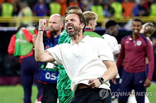 글로벌 축구 전문 매체 골닷컴 영국판이 12일(한국시간) 잉글랜드 축구 국가대표팀 감독인 사우스게이트가 유럽축구연맹(UEFA) 유로 2024 결과와 상관없이 미래를 보장받을 것이라고 전했다.&nbsp; 사우스게이트 감독이 이끄는 잉글랜드는 지난 11일 독일 도르트문트에 있는 지그날 이두나 파크에서 열린 네덜란드와의 대회 준결승전에서 2-1 역전승을 거두고 결승에 진출했다.&nbsp;잉글랜드 역사상 메이저 대회 결승에 2번 진출한 감독은 없었다. 연합뉴스