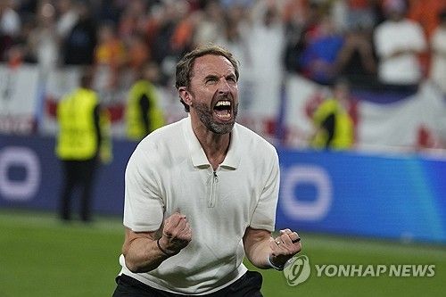 글로벌 축구 전문 매체 골닷컴 영국판이 12일(한국시간) 잉글랜드 축구 국가대표팀 감독인 사우스게이트가 유럽축구연맹(UEFA) 유로 2024 결과와 상관없이 미래를 보장받을 것이라고 전했다.&nbsp; 사우스게이트 감독이 이끄는 잉글랜드는 지난 11일 독일 도르트문트에 있는 지그날 이두나 파크에서 열린 네덜란드와의 대회 준결승전에서 2-1 역전승을 거두고 결승에 진출했다.&nbsp;잉글랜드 역사상 메이저 대회 결승에 2번 진출한 감독은 없었다. 연합뉴스