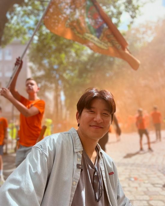 박주호가 12일 자신의 사회관계망서비스(SNS) 인스타그램을 통해 독일 도르트문트를 방문한 사진을 올렸다. 박주호는 유로 2024 준결승 네덜란드vs잉글랜드 경기를 관람 후 오랜만에 친정팀 도르트문트를 방문하였습니다.라고 밝혔다.&nbsp; 박주호는 지난 11일 독일 도르트문트에 있는 지그날 이두나 파크에서 열린 준결승 경기를 관전했다. 박주호는 도르트문트 구단 초청으로 이 경기를 관전했고 다음 날 도르트문트 구단을 방문했다.&nbsp;박주호