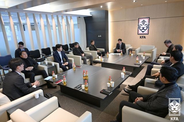 대한축구협회가 9일 공식 홈페이지 '그건 이렇습니다' 게시판을 통해 '박주호 위원의 영상 발언에 대한 유감의 글'의 제목으로 박주호의 대한축구협회 전력강화위원회 관련 폭로 영상에 대해 입장문을 발표했다.&nbsp; 박주호는 8일 자신의 유튜브 채널 '캡틴 파추호'를 통해 국가대표 감독 선임 과정에 대해 모두 설명했다. 박주호는 이 영상을 찍기 직전까지 대한축구협회 국가대표전력강화위원회 위원으로 활동했다. 대한축구협회