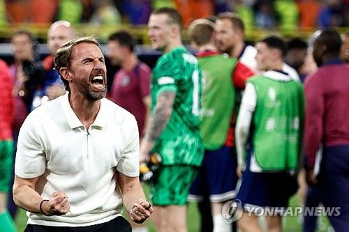 글로벌 축구 전문 매체 골닷컴 영국판이 12일(한국시간) 잉글랜드 축구 국가대표팀 감독인 사우스게이트가 유럽축구연맹(UEFA) 유로 2024 결과와 상관없이 미래를 보장받을 것이라고 전했다.&nbsp; 사우스게이트 감독이 이끄는 잉글랜드는 지난 11일 독일 도르트문트에 있는 지그날 이두나 파크에서 열린 네덜란드와의 대회 준결승전에서 2-1 역전승을 거두고 결승에 진출했다.&nbsp;잉글랜드 역사상 메이저 대회 결승에 2번 진출한 감독은 없었다. 연합뉴스