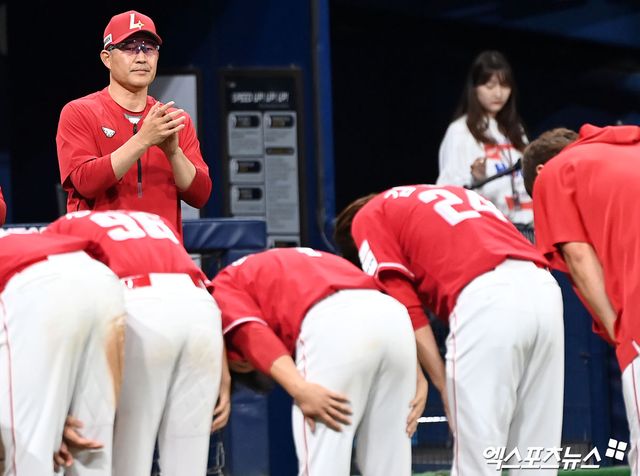 31일 오후 서울 구로구 고척스카이돔에서 열린 '2024 신한 SOL Bank KBO리그' SSG 랜더스와 키움 히어로즈의 경기, SSG가 선발 오원석의 호투에 힘입어 키움에 4:2로 승리하며 2연승을 기록했다. 이날 경기에서 승리한 SSG 이숭용 감독이 선수단에게 박수를 보내고 있다. 엑스포츠뉴스 DB