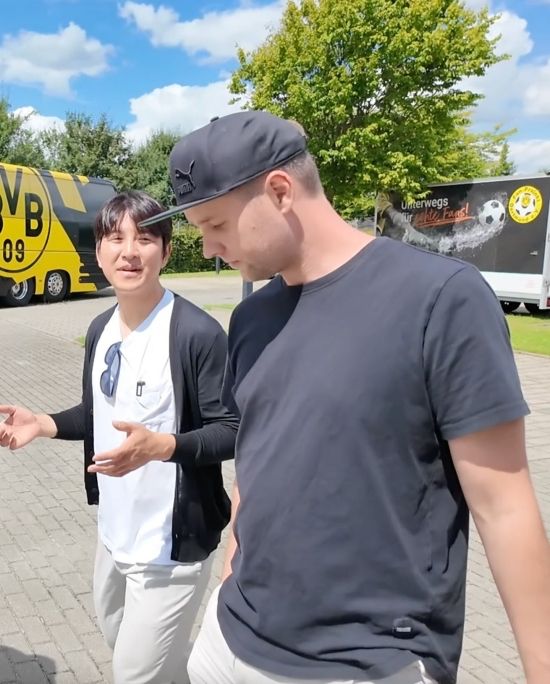 박주호가 12일 자신의 사회관계망서비스(SNS) 인스타그램을 통해 독일 도르트문트를 방문한 사진을 올렸다. 박주호는 유로 2024 준결승 네덜란드vs잉글랜드 경기를 관람 후 오랜만에 친정팀 도르트문트를 방문하였습니다.라고 밝혔다.&nbsp; 박주호는 지난 11일 독일 도르트문트에 있는 지그날 이두나 파크에서 열린 준결승 경기를 관전했다. 박주호는 도르트문트 구단 초청으로 이 경기를 관전했고 다음 날 도르트문트 구단을 방문했다.&nbsp;박주호