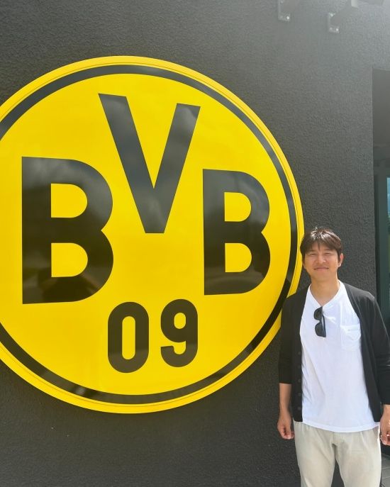 박주호가 12일 자신의 사회관계망서비스(SNS) 인스타그램을 통해 독일 도르트문트를 방문한 사진을 올렸다. 박주호는 유로 2024 준결승 네덜란드vs잉글랜드 경기를 관람 후 오랜만에 친정팀 도르트문트를 방문하였습니다.라고 밝혔다.&nbsp; 박주호는 지난 11일 독일 도르트문트에 있는 지그날 이두나 파크에서 열린 준결승 경기를 관전했다. 박주호는 도르트문트 구단 초청으로 이 경기를 관전했고 다음 날 도르트문트 구단을 방문했다.&nbsp;박주호
