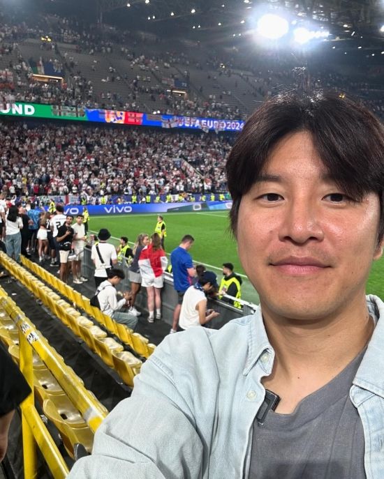 박주호가 12일 자신의 사회관계망서비스(SNS) 인스타그램을 통해 독일 도르트문트를 방문한 사진을 올렸다. 박주호는 유로 2024 준결승 네덜란드vs잉글랜드 경기를 관람 후 오랜만에 친정팀 도르트문트를 방문하였습니다.라고 밝혔다.&nbsp; 박주호는 지난 11일 독일 도르트문트에 있는 지그날 이두나 파크에서 열린 준결승 경기를 관전했다. 박주호는 도르트문트 구단 초청으로 이 경기를 관전했고 다음 날 도르트문트 구단을 방문했다.&nbsp;박주호
