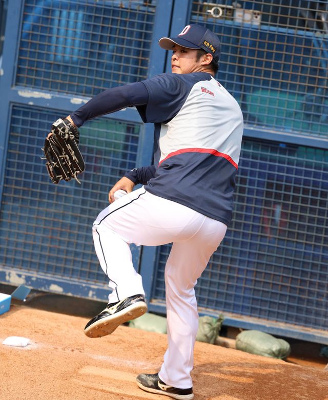 일본인 투수 시라카와 케이쇼가 7월 13일 서울 잠실야구장에서 열리는 2024 신한 SOL Bank KBO리그 삼성 라이온즈와의 팀 간&nbsp;11차전에 선발등판한다. SSG 랜더스 소속이던 지난달 27일 KT 위즈전 이후 15일 만에 실전 등판에 나선다. 두산 유니폼을 입고 나서 처음으로 치르는 게임이기도 하다. 사진 두산 베어스