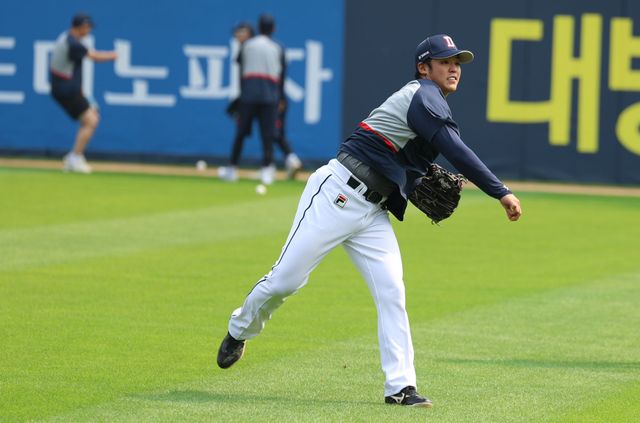 일본인 투수 시라카와 케이쇼가 7월 13일 서울 잠실야구장에서 열리는 2024 신한 SOL Bank KBO리그 삼성 라이온즈와의 팀 간&nbsp;11차전에 선발등판한다. SSG 랜더스 소속이던 지난달 27일 KT 위즈전 이후 15일 만에 실전 등판에 나선다. 두산 유니폼을 입고 나서 처음으로 치르는 게임이기도 하다. 사진 두산 베어스