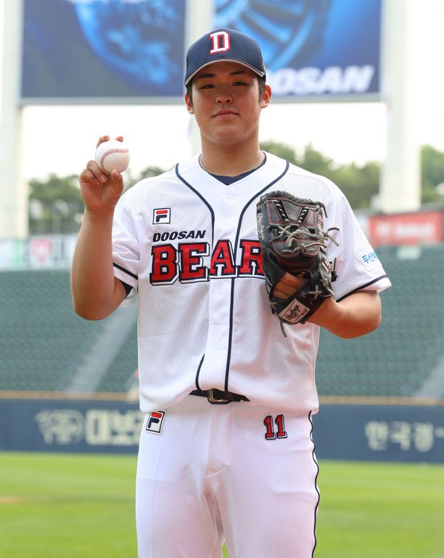 일본인 투수 시라카와 케이쇼가 7월 13일 서울 잠실야구장에서 열리는 2024 신한 SOL Bank KBO리그 삼성 라이온즈와의 팀 간&nbsp;11차전에 선발등판한다. SSG 랜더스 소속이던 지난달 27일 KT 위즈전 이후 15일 만에 실전 등판에 나선다. 두산 유니폼을 입고 나서 처음으로 치르는 게임이기도 하다. 사진 두산 베어스