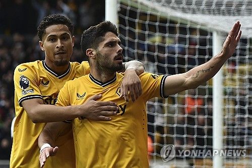 이적시장 전문가인 파브리치오 로마노는 지난 13일 영국 매체 '기브미스포츠'를 통해 울버햄튼은 토트넘이 노리는 에이스 페드루 네투에게 구단 이적료 신기록에 해당하는 거액의 이적료를 요구할 거라고 밝혔다.&nbsp;네투는 토트넘이 6000만 유로의 이적료를 울브스에 지불하면 황희찬의 동료에서 손흥민의 파트너로 옷을 바꿀 수 있다. 토트넘에게도 역대 이적료 신기록이 된다. 연합뉴스