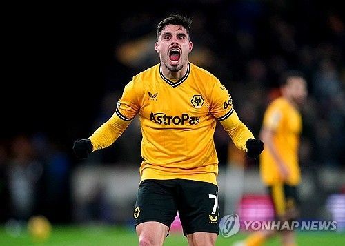 이적시장 전문가인 파브리치오 로마노는 지난 13일 영국 매체 '기브미스포츠'를 통해 울버햄튼은 토트넘이 노리는 에이스 페드루 네투에게 구단 이적료 신기록에 해당하는 거액의 이적료를 요구할 거라고 밝혔다.&nbsp;네투는 토트넘이 6000만 유로의 이적료를 울브스에 지불하면 황희찬의 동료에서 손흥민의 파트너로 옷을 바꿀 수 있다. 토트넘에게도 역대 이적료 신기록이 된다. 연합뉴스