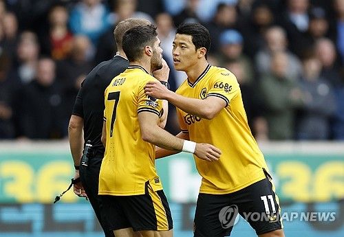 이적시장 전문가인 파브리치오 로마노는 지난 13일 영국 매체 '기브미스포츠'를 통해 울버햄튼은 토트넘이 노리는 에이스 페드루 네투에게 구단 이적료 신기록에 해당하는 거액의 이적료를 요구할 거라고 밝혔다.&nbsp;네투는 토트넘이 6000만 유로의 이적료를 울브스에 지불하면 황희찬의 동료에서 손흥민의 파트너로 옷을 바꿀 수 있다. 토트넘에게도 역대 이적료 신기록이 된다. 연합뉴스