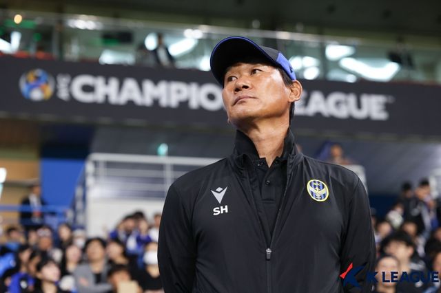 부산이 14일 팀을 이끌 제25대 사령탑으로 조성환 감독을 선임한다고 발표했다.&nbsp;조 감독은 지난 5일 인천 구단과 상호 협의 하에 계약을 해지하기로 했다. 그는 이날 열린 김천상무와의 마지막 경기 종료 후 눈물을 보이기도 했다. 한국프로축구연맹