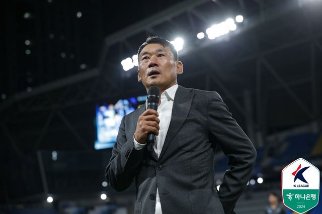 부산이 14일 팀을 이끌 제25대 사령탑으로 조성환 감독을 선임한다고 발표했다.&nbsp;조 감독은 지난 5일 인천 구단과 상호 협의 하에 계약을 해지하기로 했다. 그는 이날 열린 김천상무와의 마지막 경기 종료 후 눈물을 보이기도 했다. 한국프로축구연맹