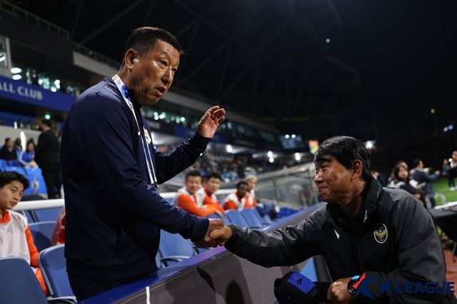 부산이 14일 팀을 이끌 제25대 사령탑으로 조성환 감독을 선임한다고 발표했다.&nbsp;조 감독은 지난 5일 인천 구단과 상호 협의 하에 계약을 해지하기로 했다. 그는 이날 열린 김천상무와의 마지막 경기 종료 후 눈물을 보이기도 했다. 한국프로축구연맹