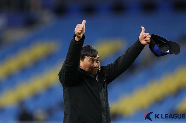 부산이 14일 팀을 이끌 제25대 사령탑으로 조성환 감독을 선임한다고 발표했다.&nbsp;조 감독은 지난 5일 인천 구단과 상호 협의 하에 계약을 해지하기로 했다. 그는 이날 열린 김천상무와의 마지막 경기 종료 후 눈물을 보이기도 했다. 한국프로축구연맹