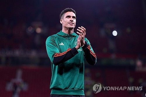 이적시장 전문 기자 파브리치오 로마노가 14일(한국시간) 맨유를 떠난 바란이 세리에A 승격팀 코모의 제안을 수락했다며 자신의 트레이드 마크인 히어 위 고(HERE WE GO)를 띄웠다.&nbsp;연합뉴스