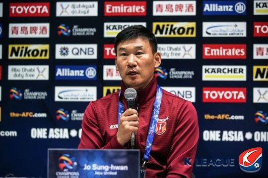 부산이 14일 팀을 이끌 제25대 사령탑으로 조성환 감독을 선임한다고 발표했다.&nbsp;조 감독은 지난 5일 인천 구단과 상호 협의 하에 계약을 해지하기로 했다. 그는 이날 열린 김천상무와의 마지막 경기 종료 후 눈물을 보이기도 했다. 한국프로축구연맹