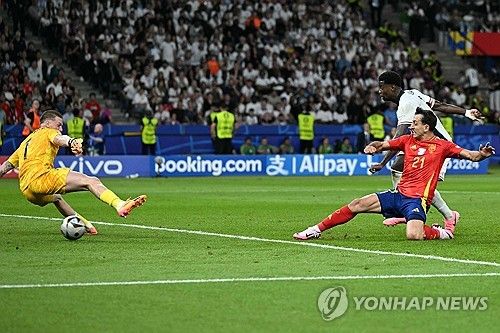 잉글랜드가 낳은 축구 스타 해리 케인이 유로 2024 결승전에서 선발로 나섰으나 부진 끝에 후반 교체아웃되더니 팀도 스페인에 1-2로 패했다. 이로써 케인은 각종 대회 득점왕을 휩쓸었음에도 클럽대항전과 국가대항전에서 단 하나의 트로피도 얻지 못하는 '무관' 징크스를 계속 이어가게 됐다. 연합뉴스