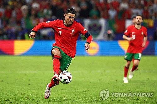 15일(한국시간) 독일 베를린에 있는 올림피아슈타디온에서 열린 스페인과 잉글랜드의 대회 결승전을 끝으로 유로 2024가 모두 마무리됐다.&nbsp; 축구 통계 사이트 '후스코어드닷컴'은 유로 본선에 출전한 모든 선수들의 기대 득점(xG) 값에 대한 통계를 내고 있었다. 그 중 xGDiff(기대 득점 대비 실제 득점 값 차이) 순위에서 호날두가 유로 본선에 출전한 303명의 선수 중 최하위를 차지했다.&nbsp;연합뉴스