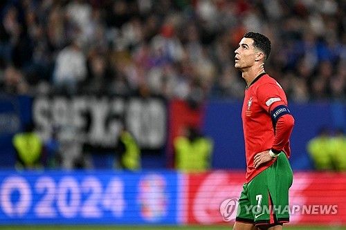 15일(한국시간) 독일 베를린에 있는 올림피아슈타디온에서 열린 스페인과 잉글랜드의 대회 결승전을 끝으로 유로 2024가 모두 마무리됐다.&nbsp; 축구 통계 사이트 '후스코어드닷컴'은 유로 본선에 출전한 모든 선수들의 기대 득점(xG) 값에 대한 통계를 내고 있었다. 그 중 xGDiff(기대 득점 대비 실제 득점 값 차이) 순위에서 호날두가 유로 본선에 출전한 303명의 선수 중 최하위를 차지했다.&nbsp;연합뉴스