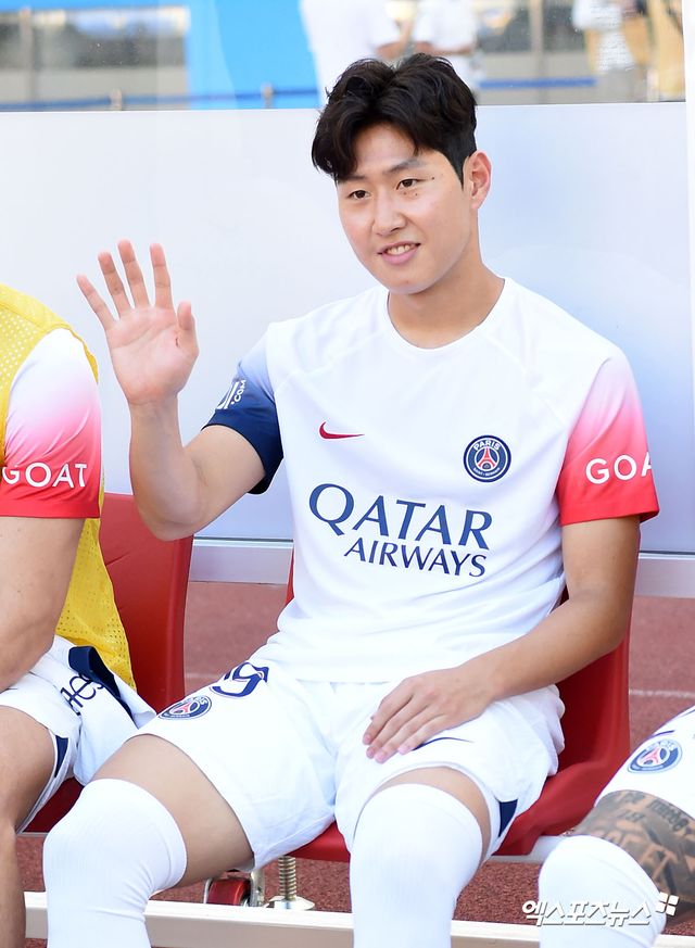 프랑스 매체 풋 메르카토가 16일(한국시간) PSG가 이강인에 대한 프리미어리그의 엄청난 제안을 받았지만 거절했다고 전했다.&nbsp;프리미어리그 구단이 이강인 영입을 위해 제안한 이적료는 7000만유로(약 1057억원)로 알려졌다. 엑스포츠뉴스DB