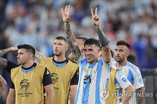 영국 BBC는 17일 '첼시가 엔소 페르난데스의 인종차별적 구호 영상을 조사하기 시작했다. 엔소가 SNS에 게시한 영상에 대해 프랑스축구협회가 인종차별적인 구호가 포함돼 있다고 규탄했다'고 보도했다. 엔소는 최근 미국에서 끝난 2024 코파아메리카에서 아르헨티나 대표팀 선수로 참가해 우승컵을 거머쥔 후 인종차별적인 단어가 포함된 영상을 올려 물의를 일으켰다. 빠르게 사과했으나 그를 보는 축구팬 시선이 싸늘하다. 연합뉴스