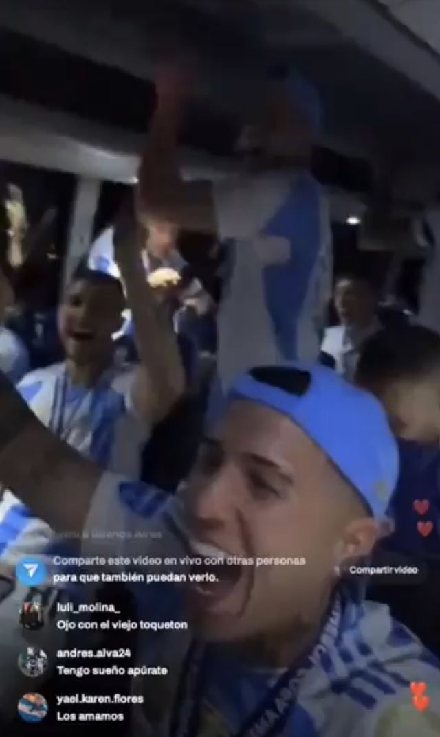 영국 BBC는 17일 '첼시가 엔소 페르난데스의 인종차별적 구호 영상을 조사하기 시작했다. 엔소가 SNS에 게시한 영상에 대해 프랑스축구협회가 인종차별적인 구호가 포함돼 있다고 규탄했다'고 보도했다. 엔소는 최근 미국에서 끝난 2024 코파아메리카에서 아르헨티나 대표팀 선수로 참가해 우승컵을 거머쥔 후 인종차별적인 단어가 포함된 영상을 올려 물의를 일으켰다. 빠르게 사과했으나 그를 보는 축구팬 시선이 싸늘하다. SNS