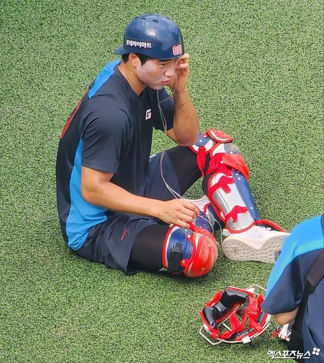 롯데 포수 손성빈이 연습 때 피치컴 장비를 착용하는 장면. 울산, 박정현 기자