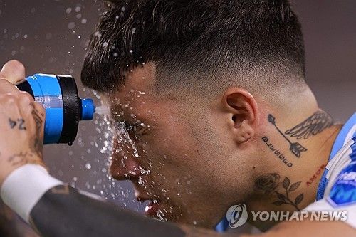 영국 BBC는 17일 '첼시가 엔소 페르난데스의 인종차별적 구호 영상을 조사하기 시작했다. 엔소가 SNS에 게시한 영상에 대해 프랑스축구협회가 인종차별적인 구호가 포함돼 있다고 규탄했다'고 보도했다. 엔소는 최근 미국에서 끝난 2024 코파아메리카에서 아르헨티나 대표팀 선수로 참가해 우승컵을 거머쥔 후 인종차별적인 단어가 포함된 영상을 올려 물의를 일으켰다. 빠르게 사과했으나 그를 보는 축구팬 시선이 싸늘하다. 연합뉴스