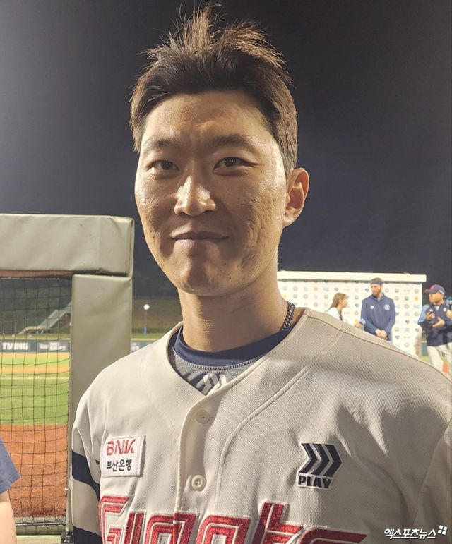 롯데 내야수 박승욱은 16일 울산 문수야구장에서 열린 '2024 신한 SOL Bank KBO 리그' 두산과 주중 3연전 첫 맞대결에서 8번타자 유격수로 선발 출전했다. 7회말 1타점 적시타를 때려내며 결승타를 기록했다. 울산, 박정현 기자